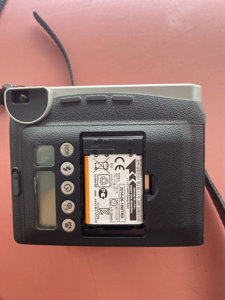 Camera tipo polaroid Fufifilm Instax Mini 90 com Carregador Pentax