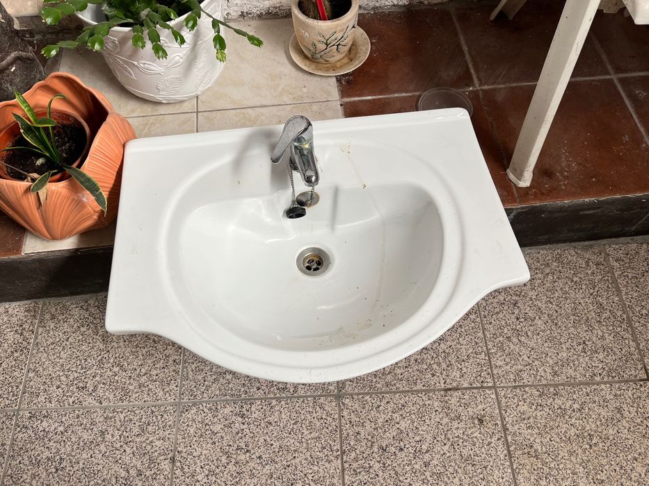 Lavatório de casa de banho usado