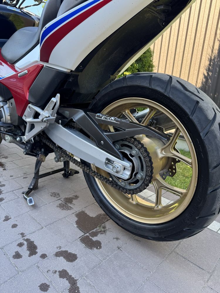 Honda integra 750. Ne yamaha t max 530