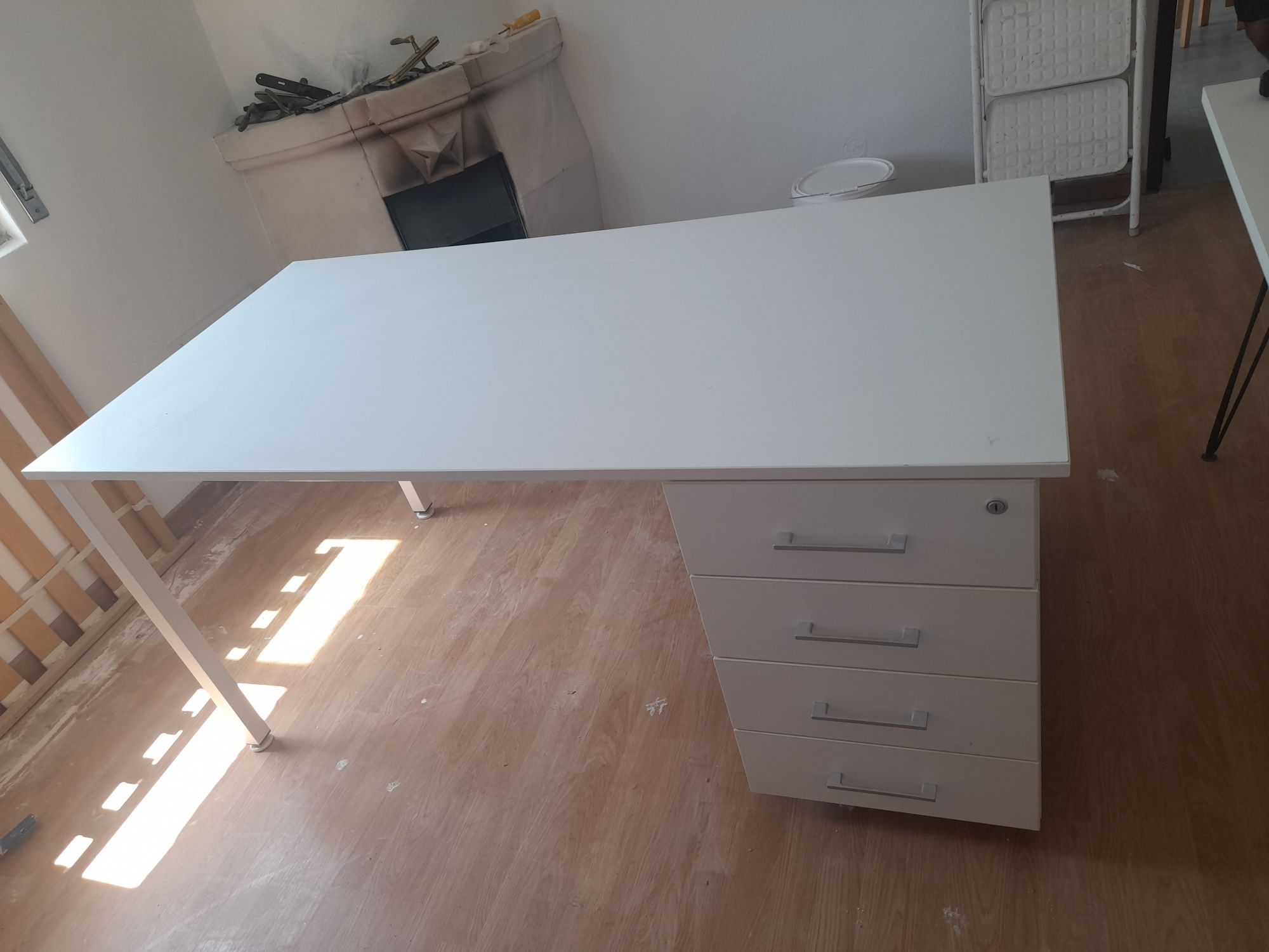 Secretaria c 4 gabetas