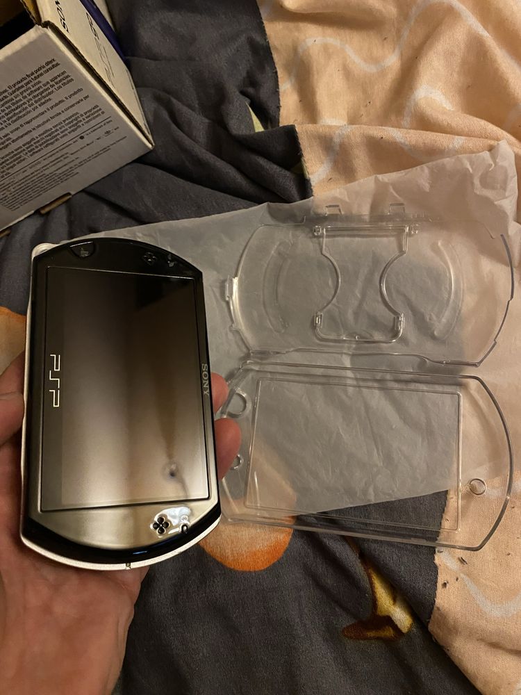 PSP GO 16 gb zasilacz, pudelko, instrukcje, stan kolekcjonerski PL