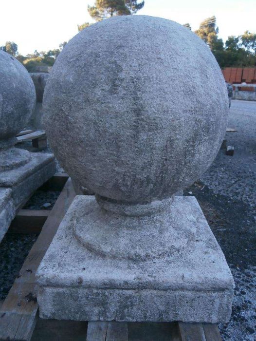 Bolas em pedra antigas para portões de quinta ( Altura 65 cm )