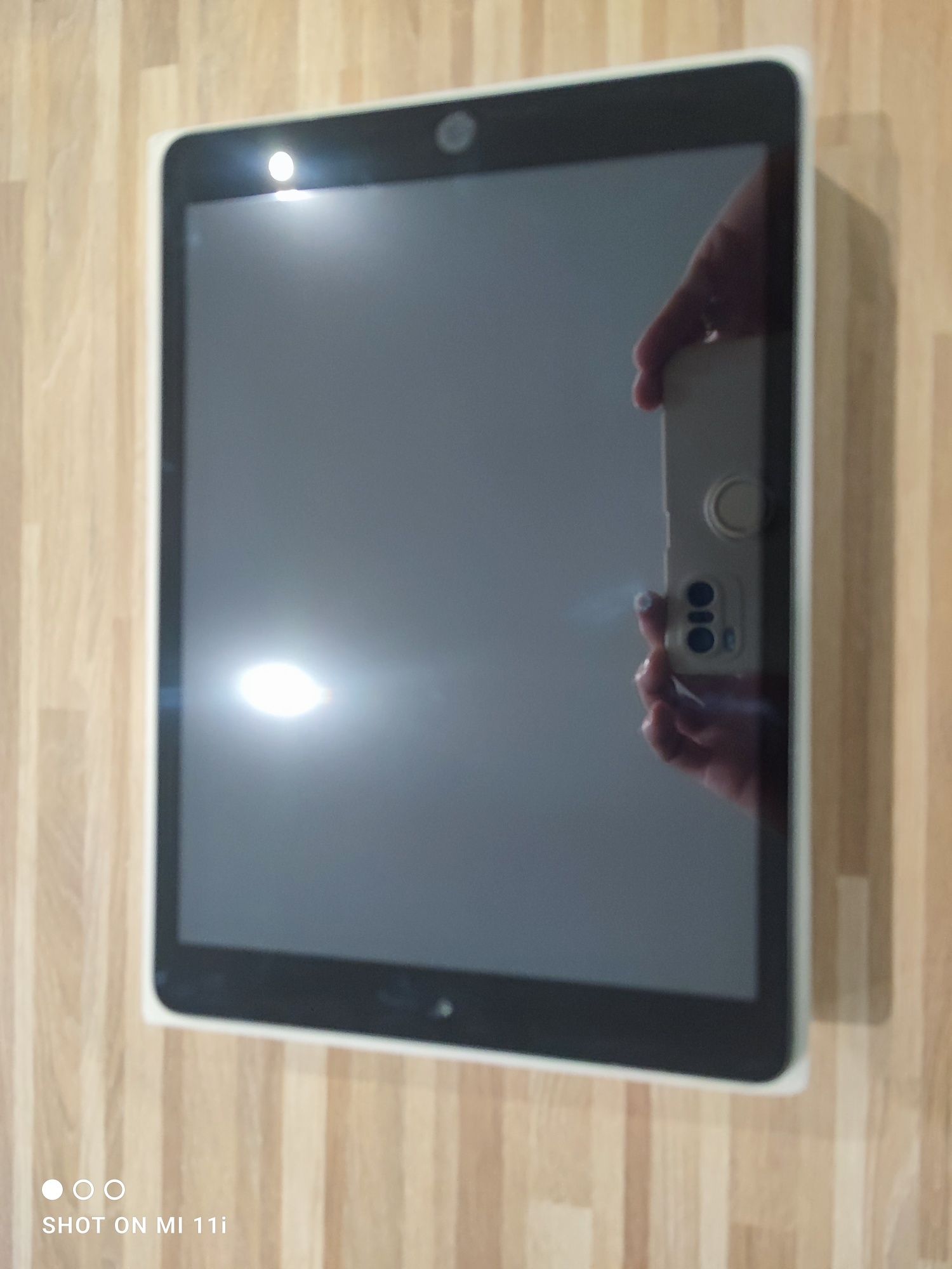 Tablet iPad Apple Gen 8 . Stan powystawowy . Bardzo ładny
