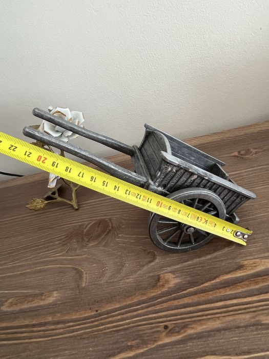 Dekoracyjna metalowa mini taczka – rustykalny styl vintage