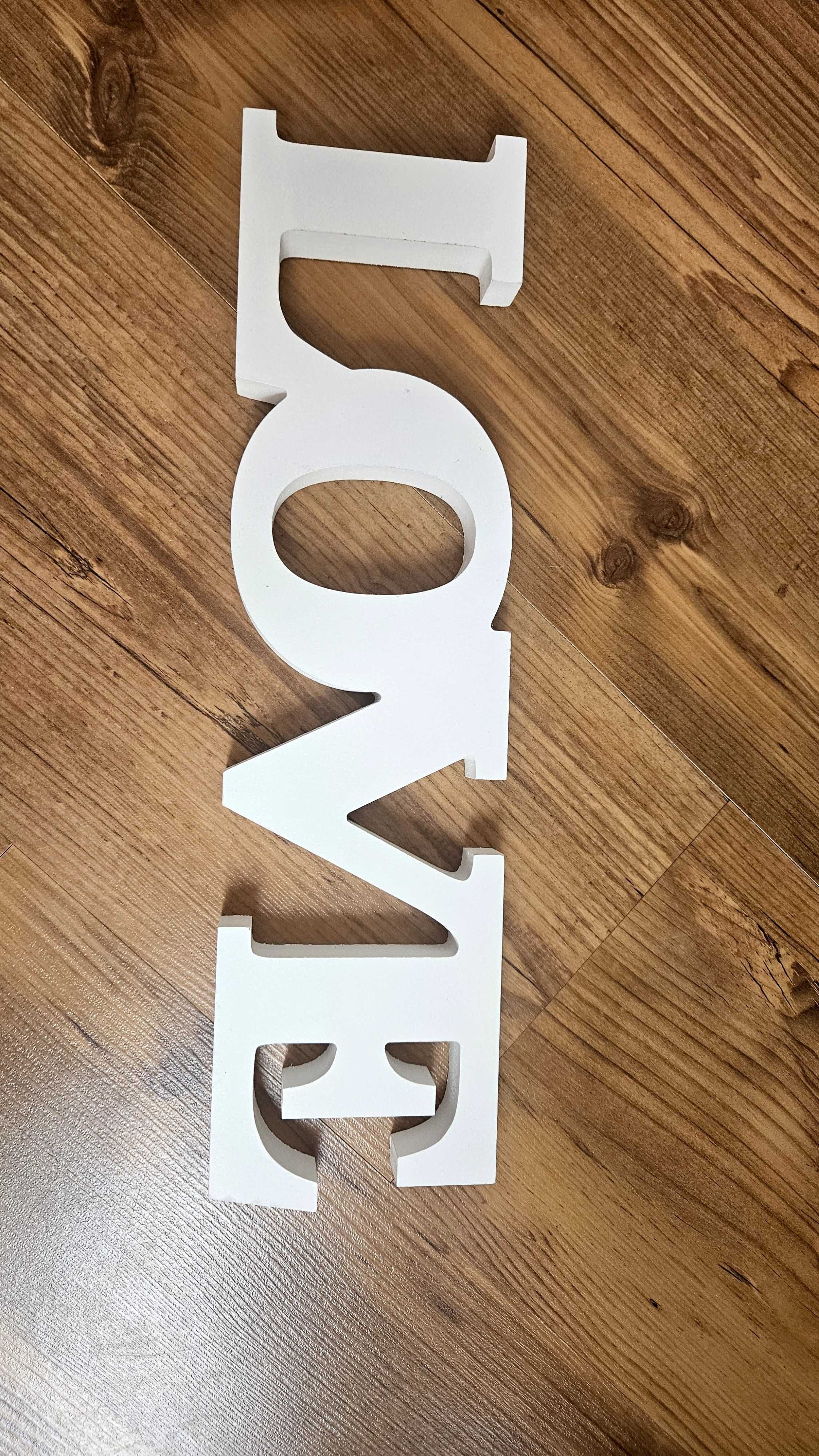 Biały napis LOVE