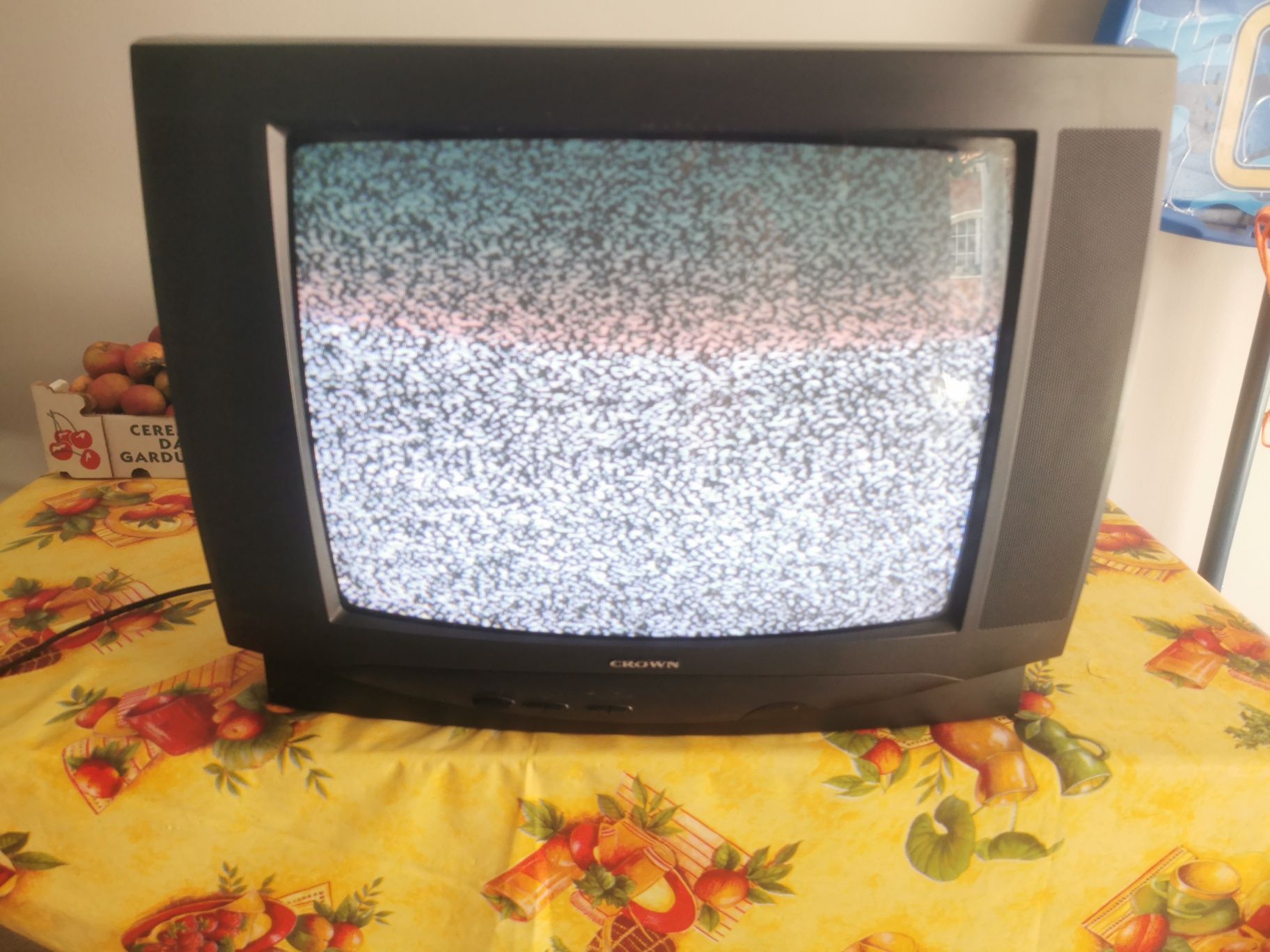 Televisão CROWN sem comando