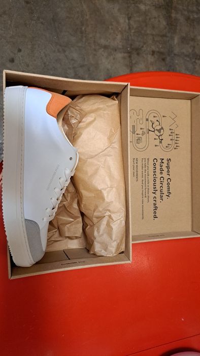 Vendo sapatilhas em pele new movements!