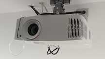 Projektor Optoma UHD 38x komplet z ekranem i uchwytem.Stan idealny.