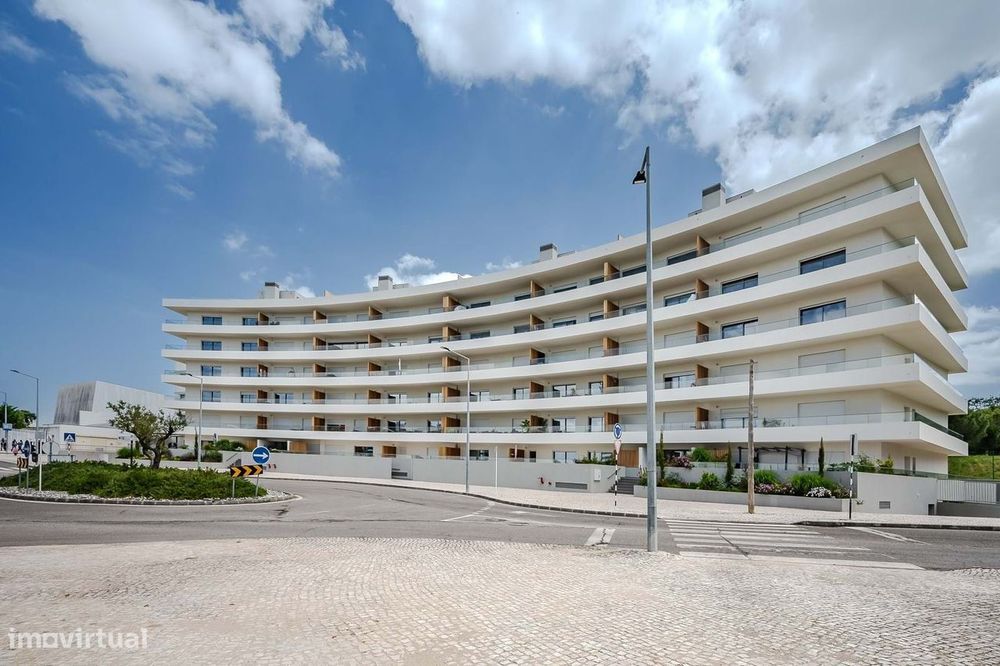 Apartamento T3 com magnífico Terraço e Vista Baía – Seixal