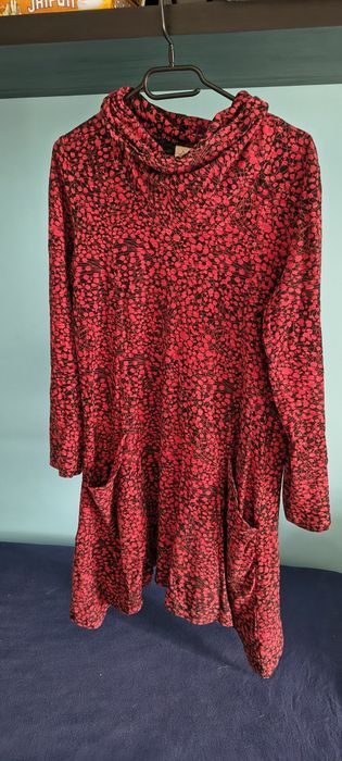 Sukienka tunika z półgolfem w czerwone kwiaty