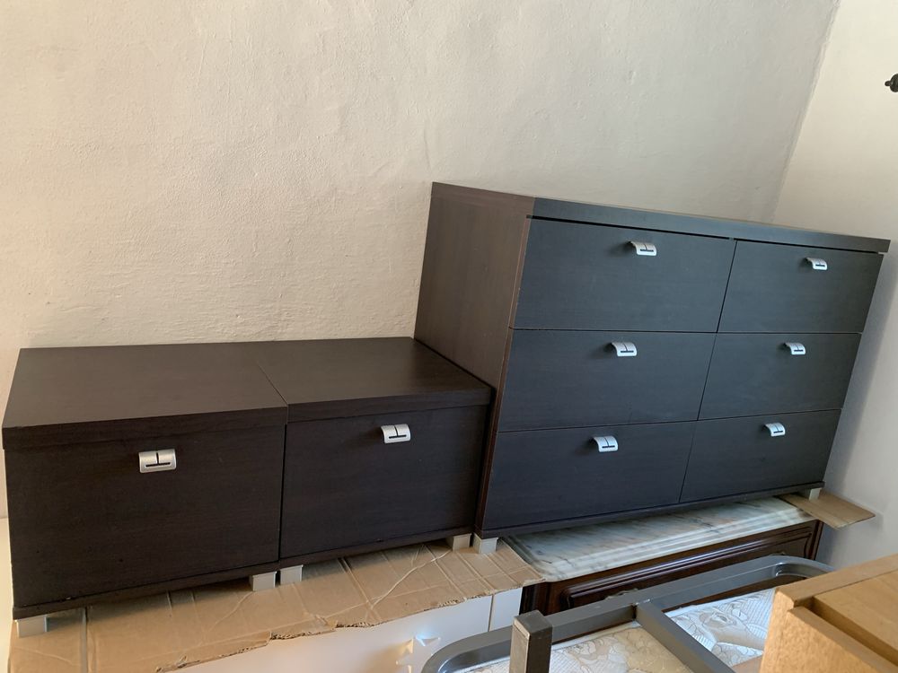 Moderna comoda com duas mesas de cabeceira
