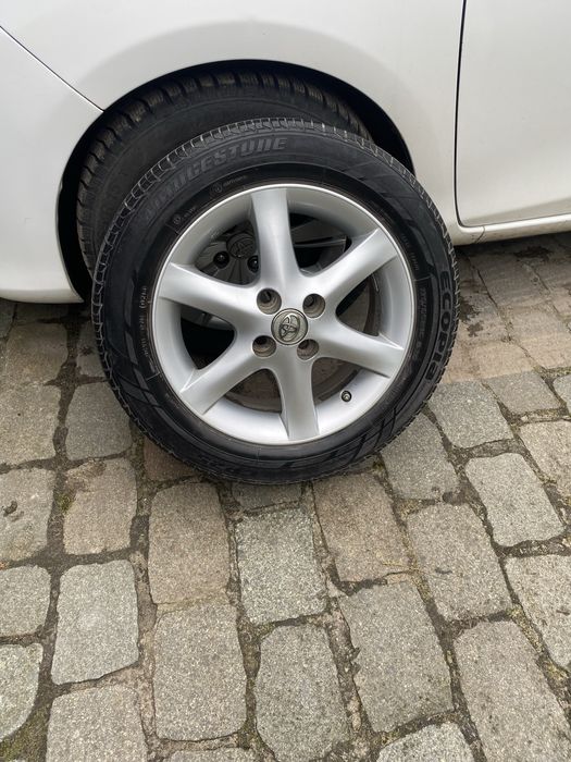 Toyota Yaris 1.0 VVT-i Luna,2014,Benzyna,5 drzwi,Koła letnie i zimowe
