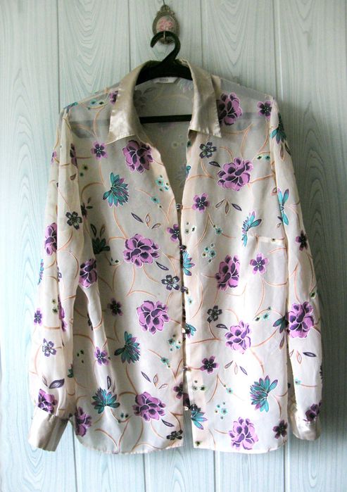 Piękna koszula w kwiaty z satynowym kołnierzykiem