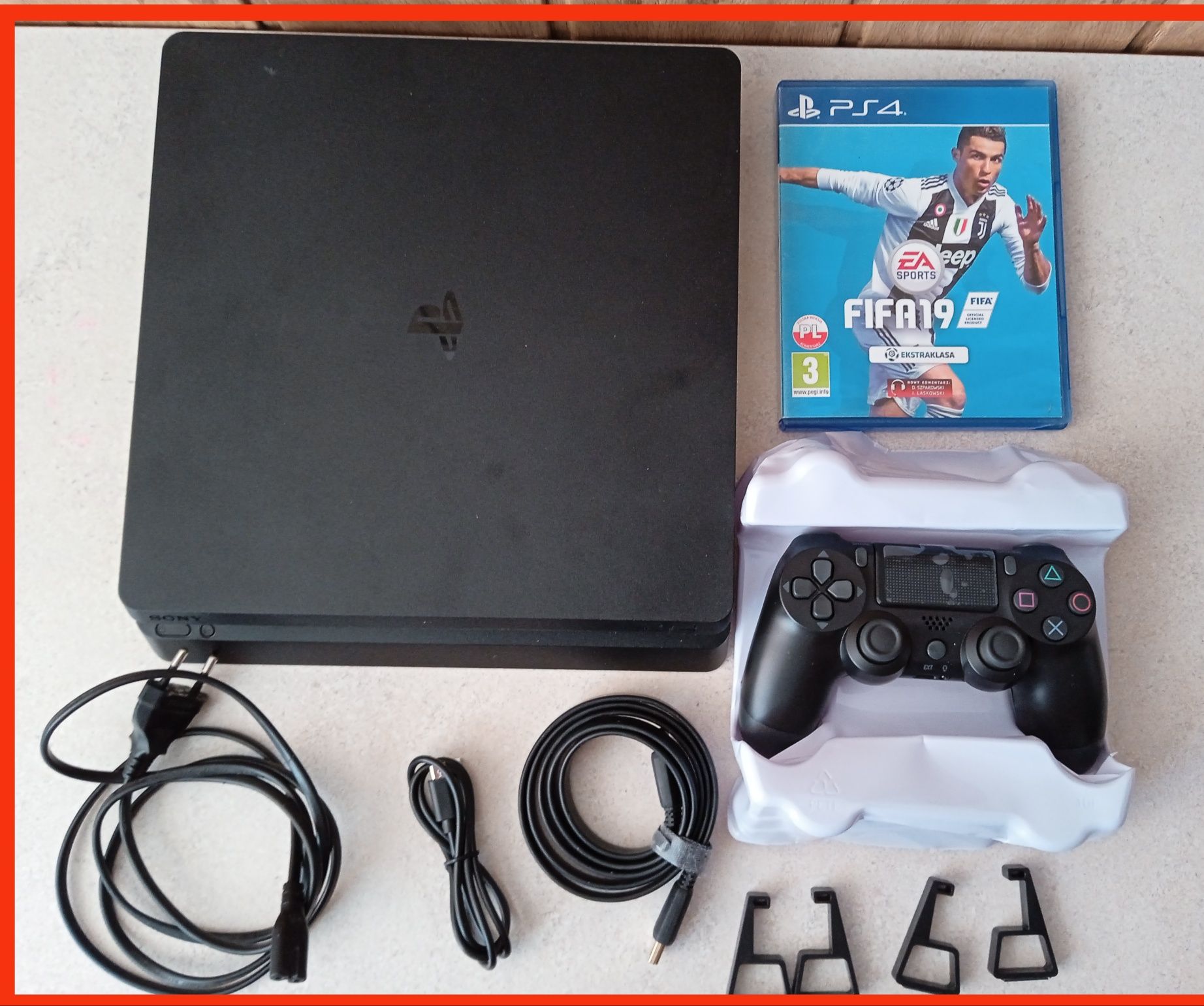 PS4 Slim 500GB + PAD + FIFA 19+Kable