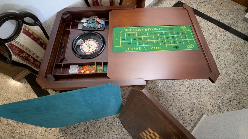 Mesa com varios jogos e cadeiras