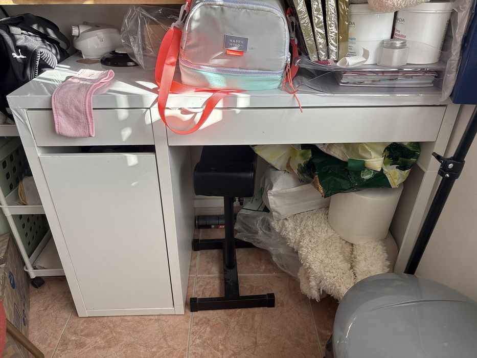 Vendo secretária com arrumação