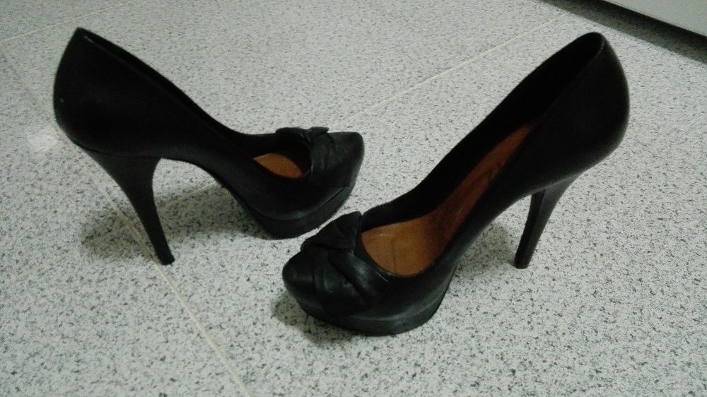Sapatos pretos Schutz n39