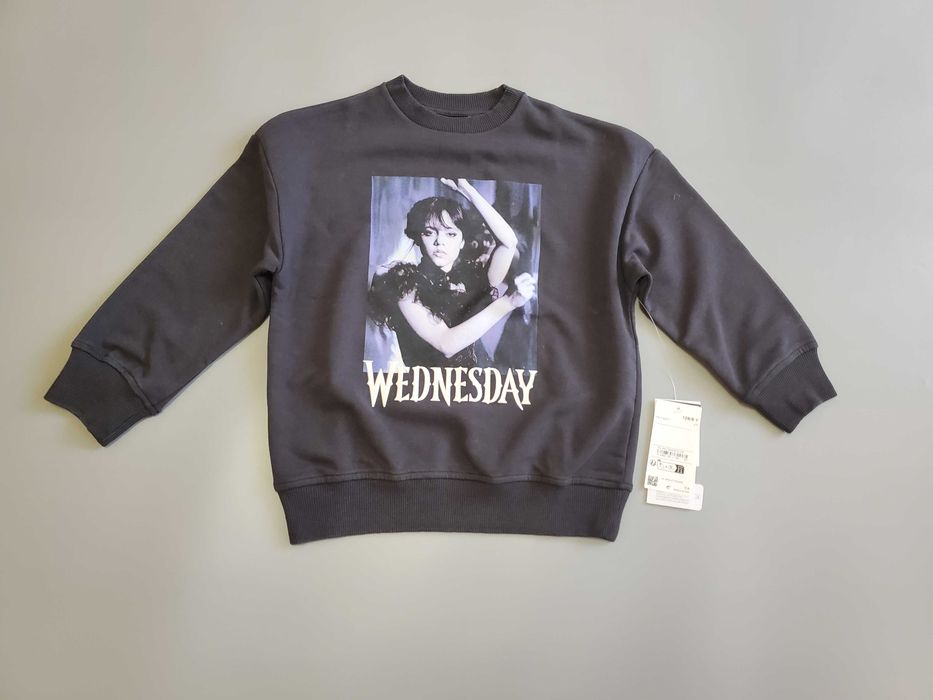 Стильний світшот Wednesday з культовим дизайном.