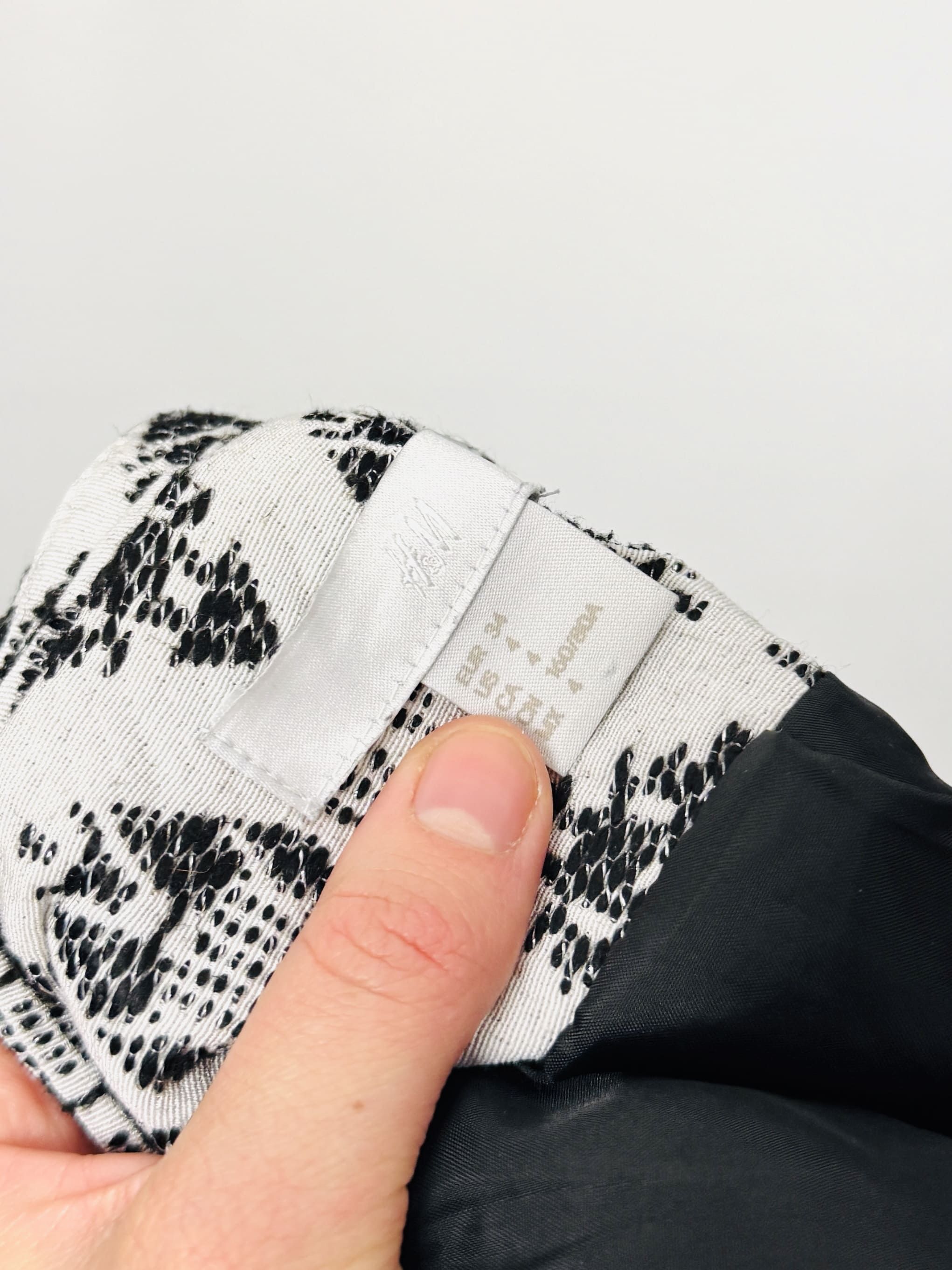 Czarno-biały żakiet z etnicznym wzorem i suwakami XS 34 H&M