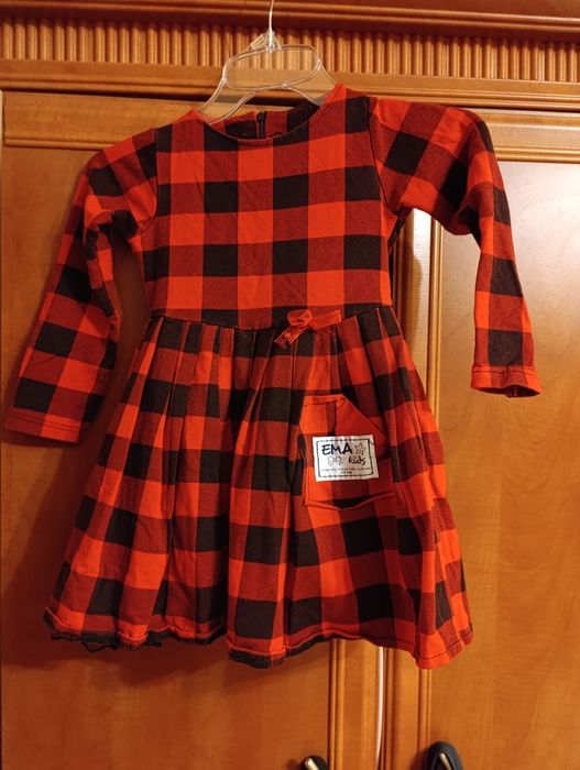 Czerwona sukienka w kratę