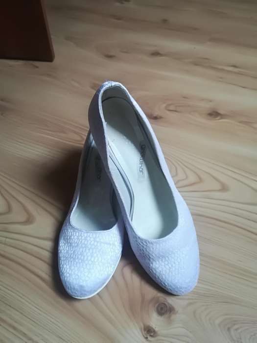 Białe buty ślubne