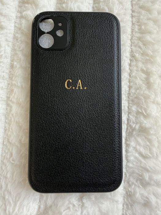 Capa iphone 11 preta com letras douradas