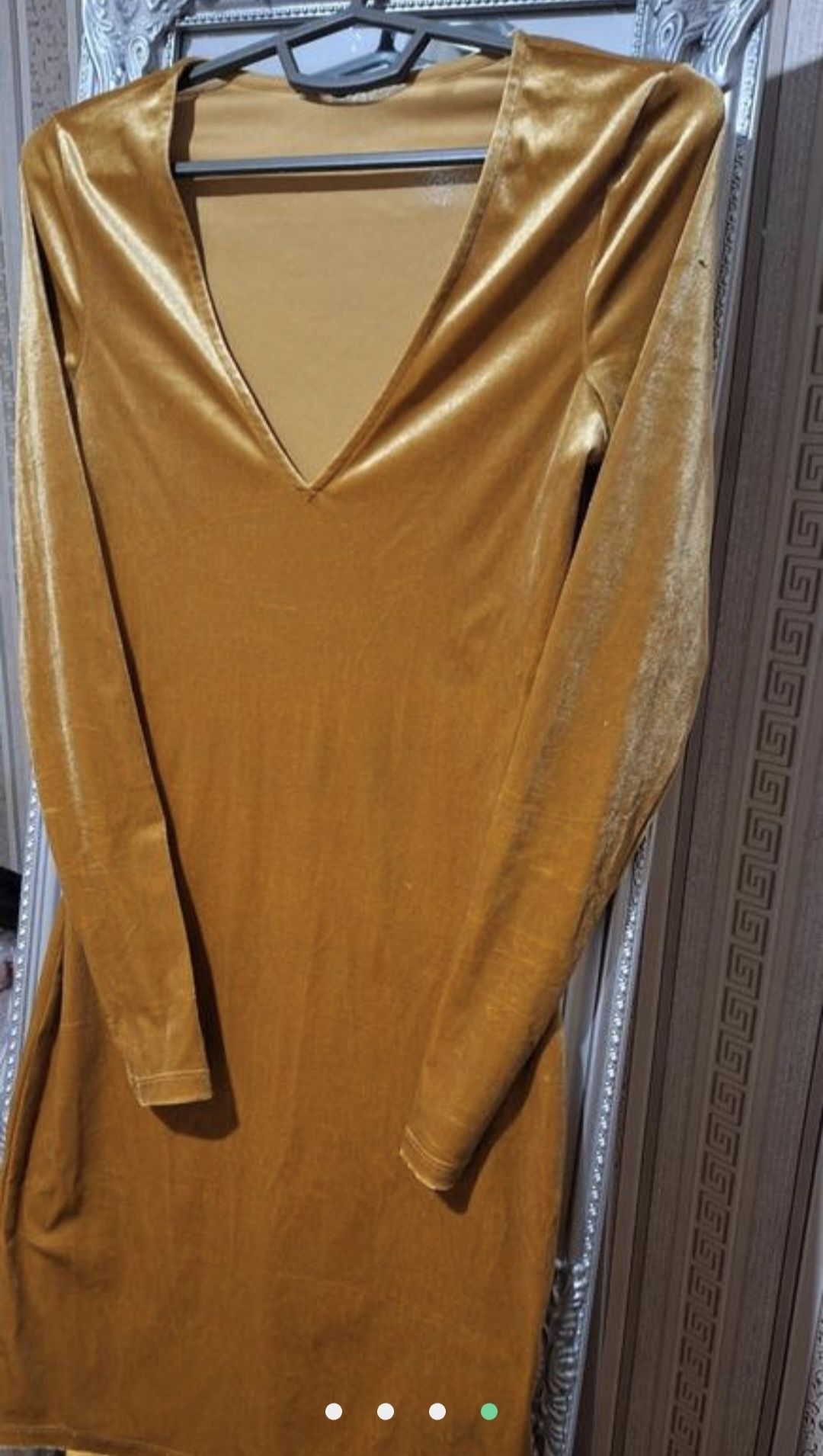 Бархатное золотое платье футляр с декольте длинный рукав H&M