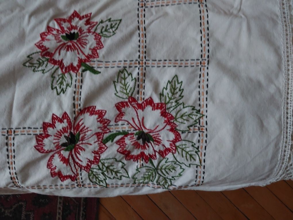 Serweta nowa,duża, ręcznie haftowana w kwiaty.