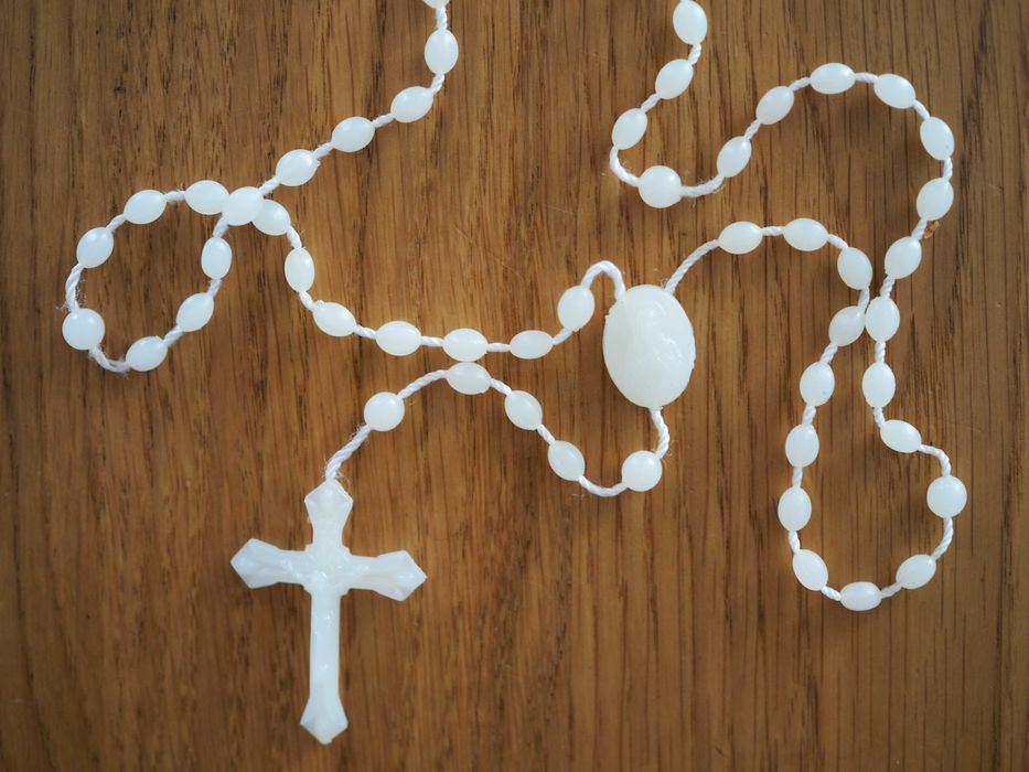 Stary różaniec plastikowy, fluoroscencyjny