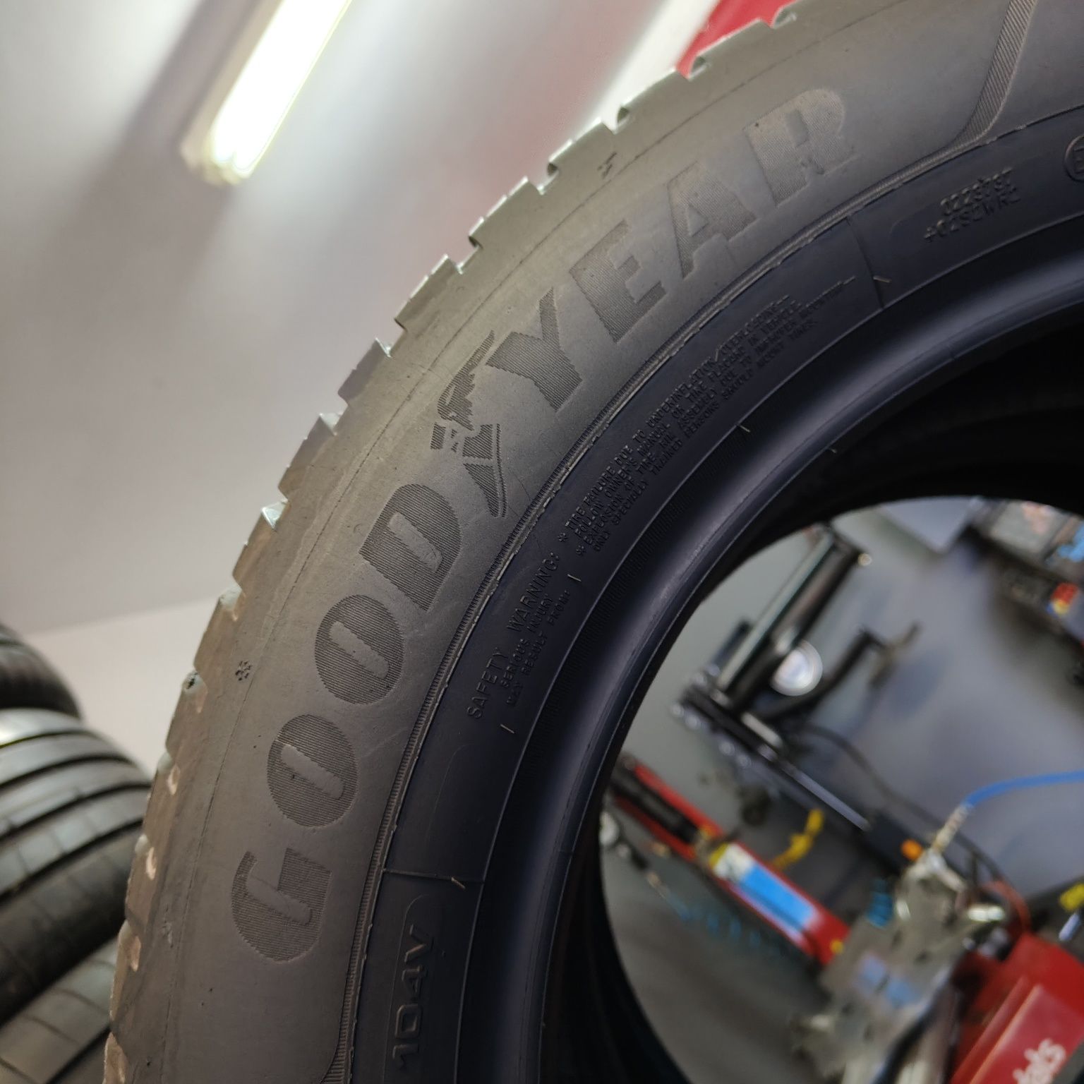225/60/18 XL Sprzedam parę opon całorocznych Goodyear