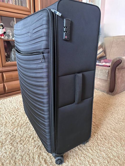 Продається велика валіза чорного кольору