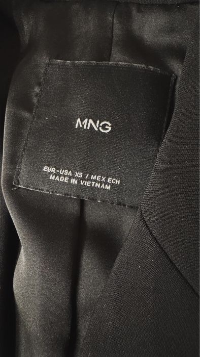 Чорний Піджак від MANGO , з золотими ґудзиками
