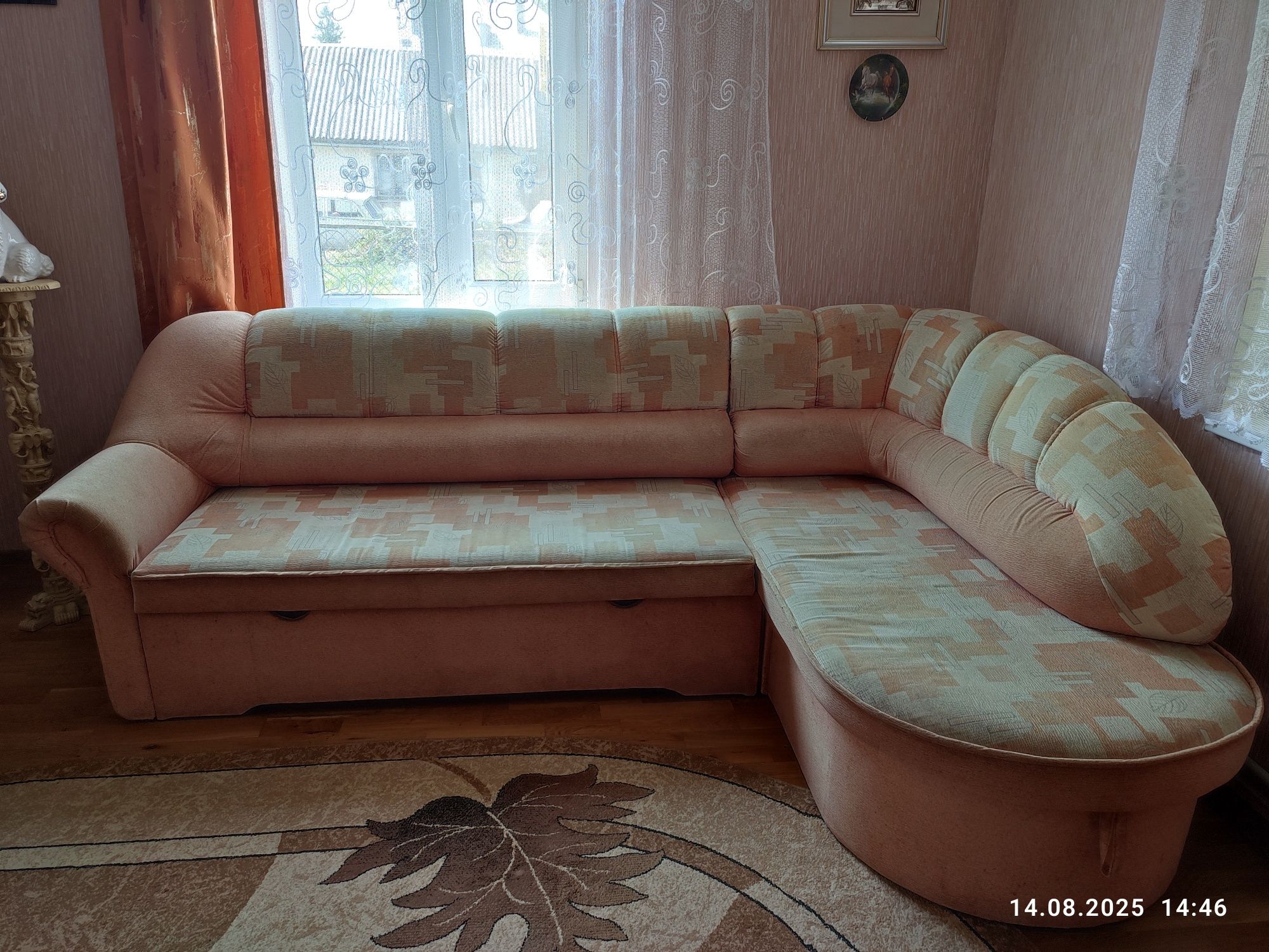 Кутовий диван у вітальню