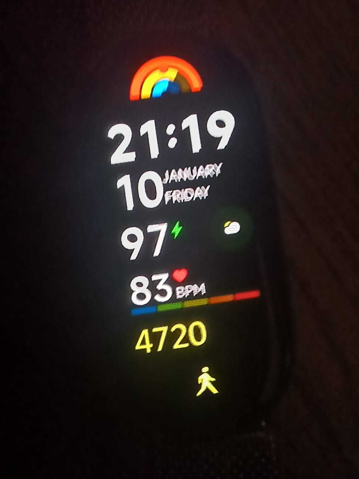 Xiaomi Mi Band 9 ze srebrną opaską