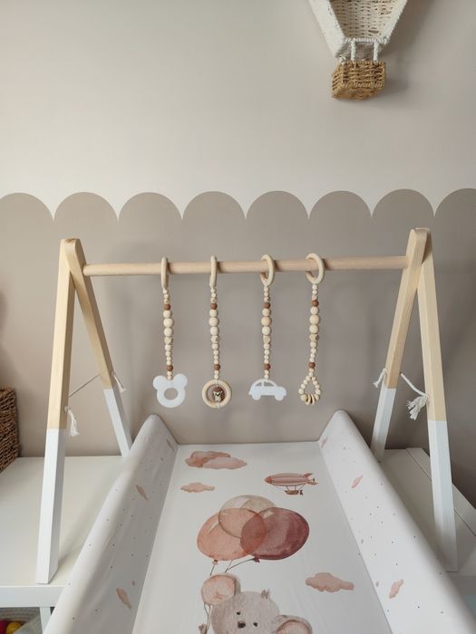 Siłownia dla niemowlaka nad przewijak/ baby gym