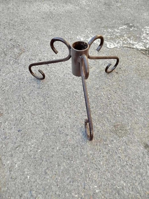 Тринога під ялинку металева