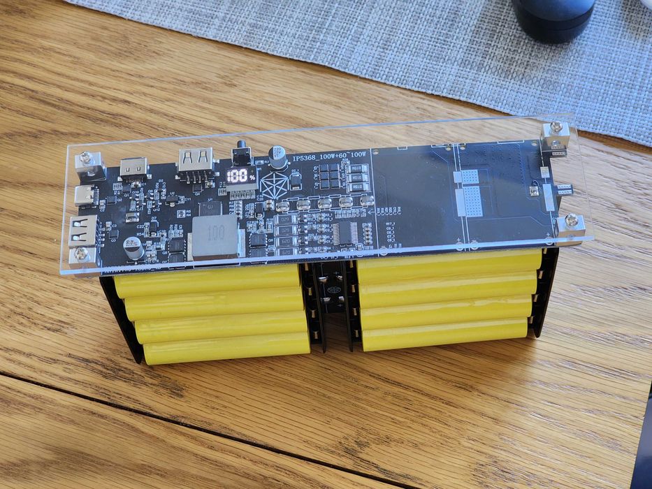 Зарядна станція 80000мАм 100W корпус 16шт 21700 300Wh