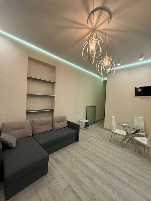 LS-19 Продаю 2-х кім. квартиру пр.Незалежності,1