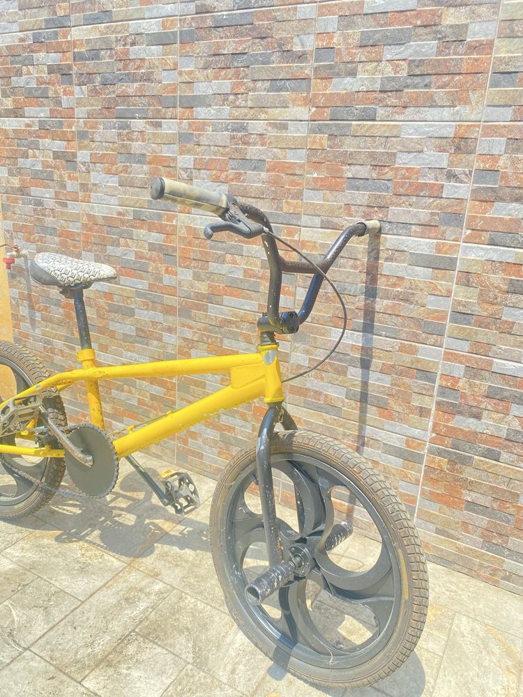Bmx amarela com aros especiais
