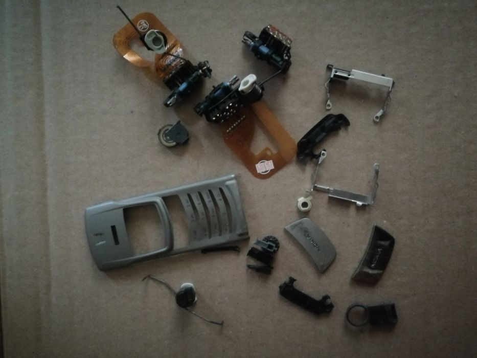 Продам Nokia 8800 ;, 8910 на запчастини