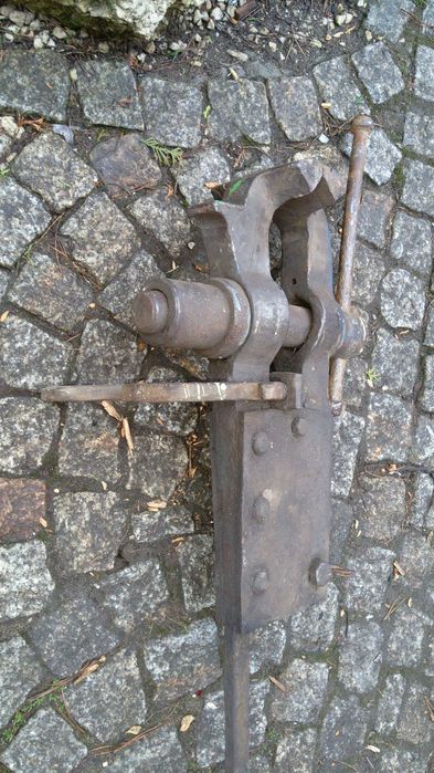 Stare niemieckie imadło kowalskie duże i ciężkie