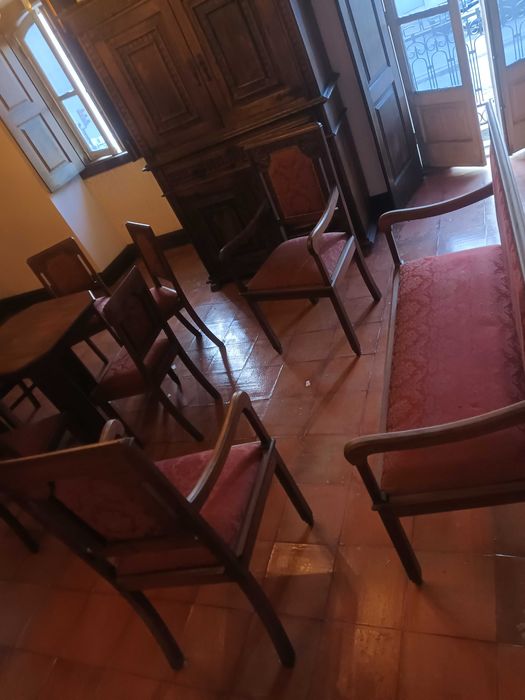 Conjunto de cadeiras, mesa e cadeirões vintage, antiguidades
