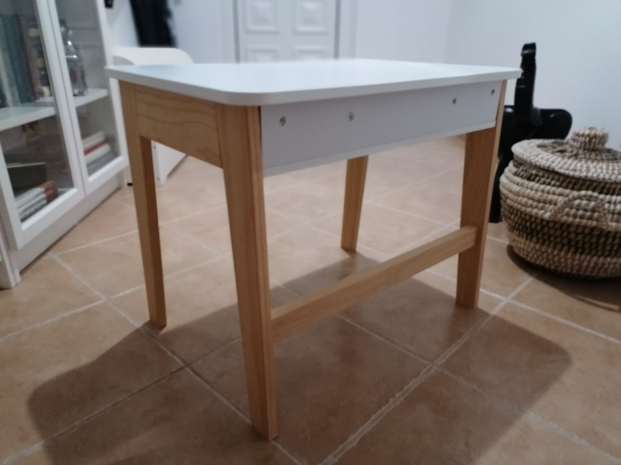 Mesa secretária de criança