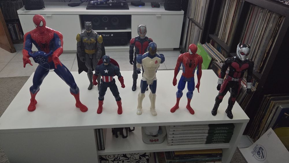 Vendo várias figuras de super heróis /star wars