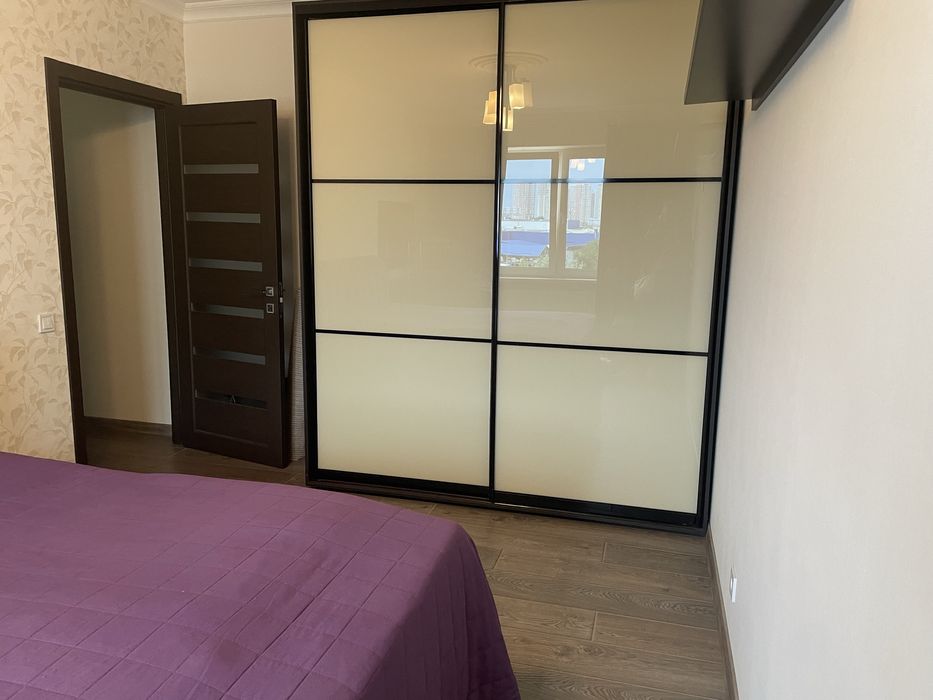 Продаж 3 кім.кв., вул.Гмирі 18, метро 7 хв.