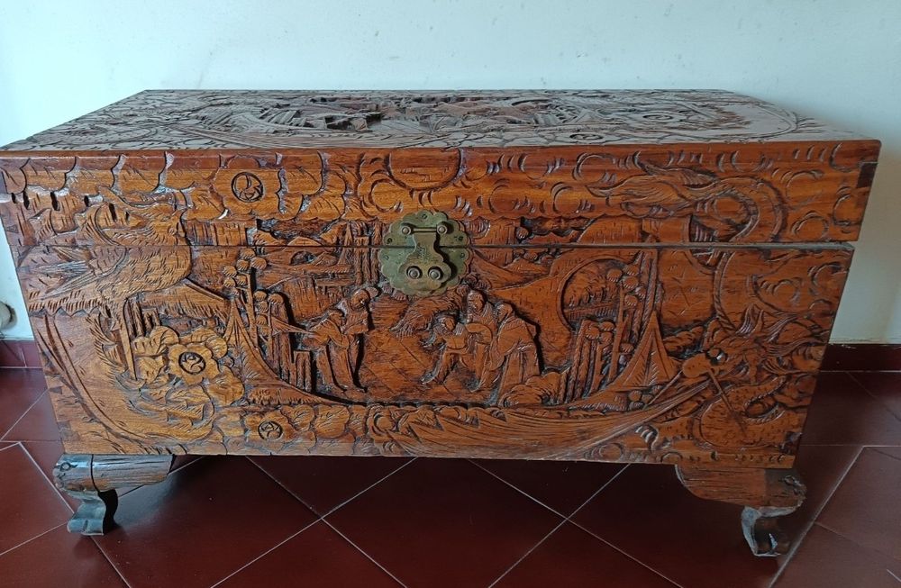 Vendo arca em cânfora, com desenho trabalhados.