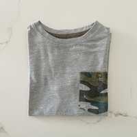 T-shirt com bolso camuflado (5 - 6 anos)