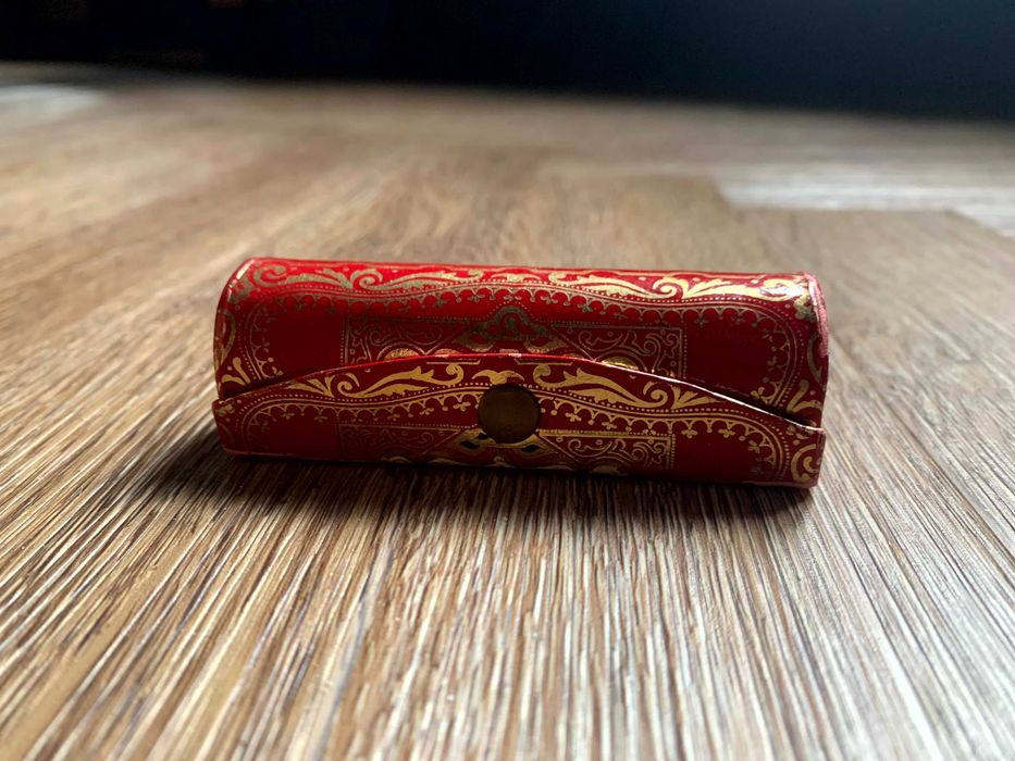 Etui z lusterkiem na szminkę czerwone w złote ornamenty made in Italy