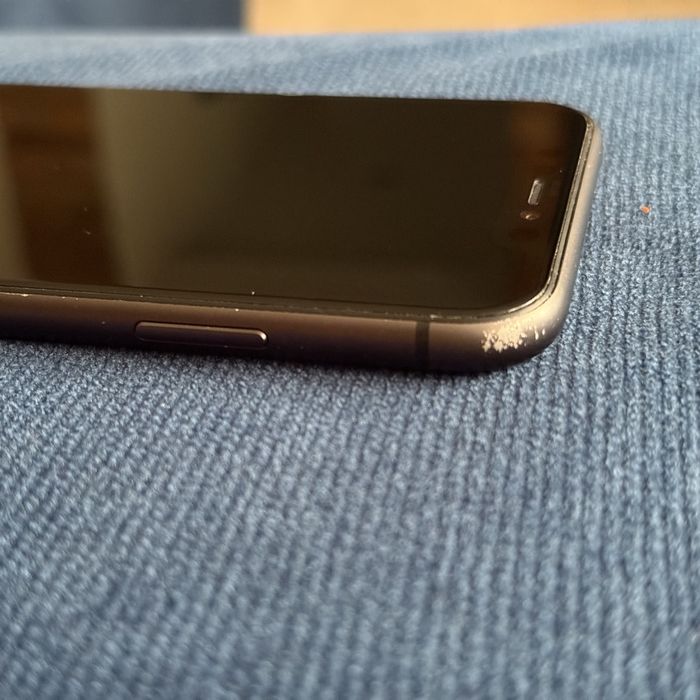 Sprzedam IPhone 11 64 GB w dobrym stanie