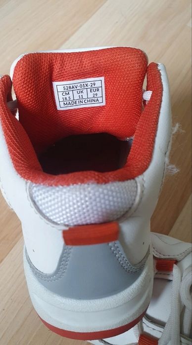 Wysokie białe SNEAKERSY chłopięce Reserved 29